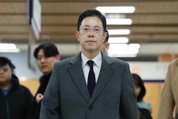 헌법재판소가 오는 29일 ‘고발 사주’ 의혹 관련 손준성 검사장의 탄핵심판을 재개한다고 25일 밝혔다. 사진은 손 검사장이 지난해 12월 서울 서초구 서울고등법원에서 열린 2심 선고 공판에 출석하고 있는 모습. 손 검사장은 지난 24일 대법원에서 무죄를 확정받았다. 연합뉴스