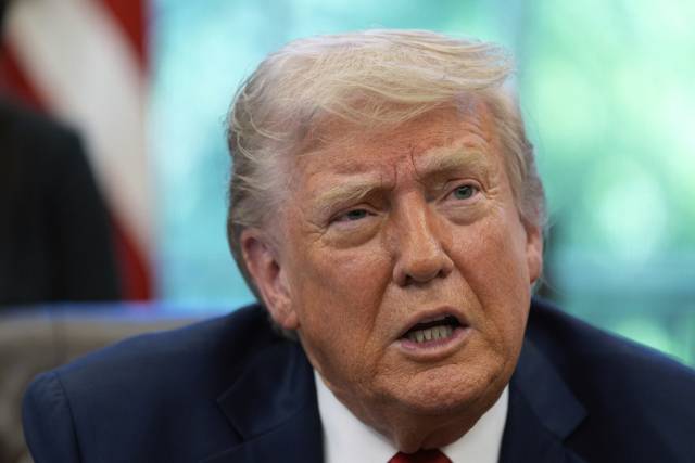 도널드 트럼프 미국 대통령이 23일(현지 시간) 백악관 오벌오피스(집무실)에서 행정명령에 서명한 후 기자들의 질문에 답하고 있다. AP연합뉴스