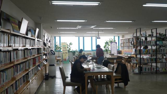 가원시니어도서관에서 모임을 가지거나 공부하고 있는 시니어들. 정예지 기자