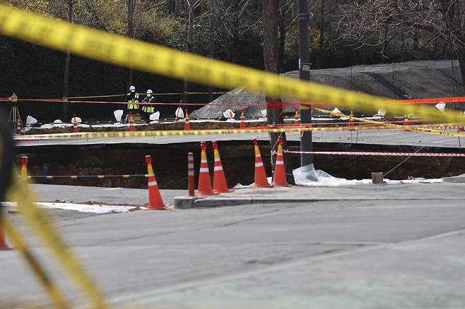 지난달 24일 서울 강동구 명일동 대명초등학교 사거리 인근에서 땅꺼짐(싱크홀)이 발생했다. ⓒ연합뉴스