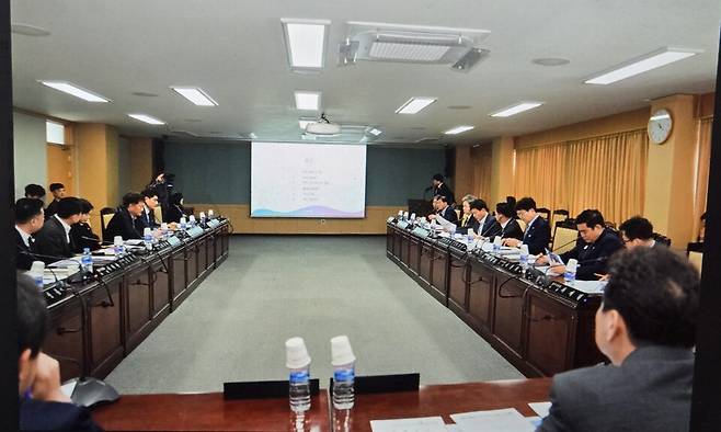 &nbsp;24일 경주시의회 소회의실에서 APEC성공개최를 위한 전체의원 간담회가 열리고 있다. ⓒ경주시의회