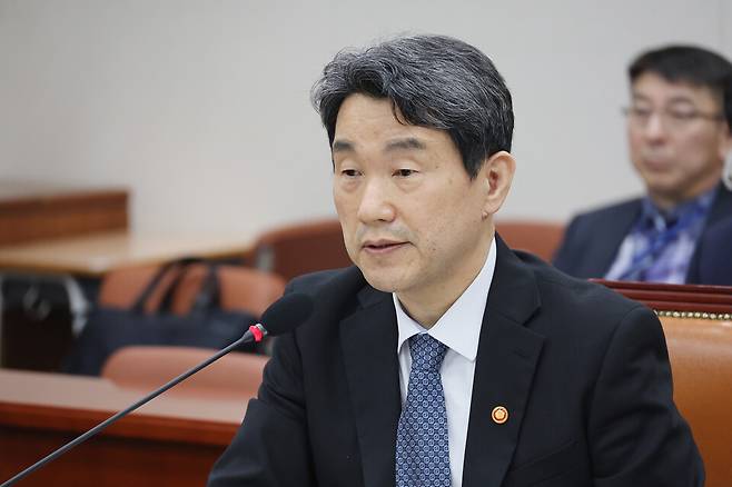 이주호&nbsp;부총리 겸 교육부 장관이 25일 서울 여의도 국회에서 열린 교육위원회 전체회의에 출석해 의원 질의에 답변하고 있다. ⓒ연합뉴스