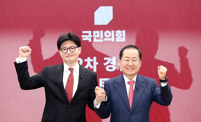 23일 서울 여의도 국민의힘 중앙당사에서 열린 2차 경선 토론회 미디어데이에서 국민의힘 한동훈, 홍준표 대선 경선 후보가 맞수 토론 대상으로 지명을 한 후 기념 촬영하고 있다. ⓒ국회사진기자단