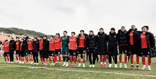 강원FC 선수들이 지난 13일 춘천송암스포츠타운주경기장에서 열린 광주FC와의 K리그1 경기에서 승리한 뒤 세리머니하고 있다.  프로축구연맹 제공