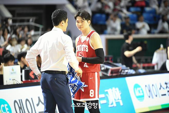 서울 SK 안영준과 전희철 감독. KBL 제공
