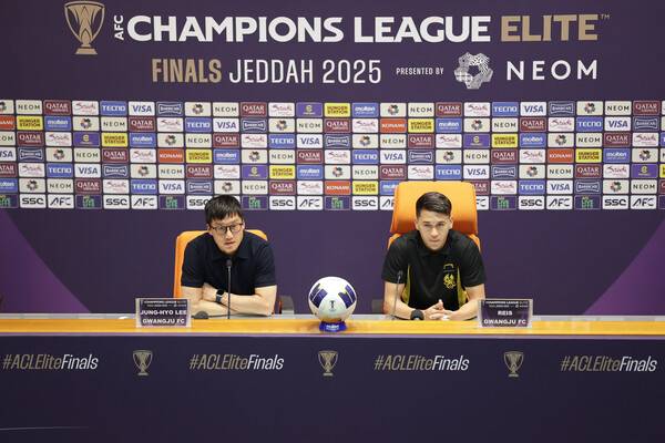 ▲ 광주FC 이정효 감독이 알 힐랄과의 2024-25 아시아 축구연맹 챔피언스리그 엘리트(ACLE) 8강전 사전 기자회견에 선수 대표 헤이스와 함께 참석해 출사표를 던졌다. ⓒ한국프로축구연맹