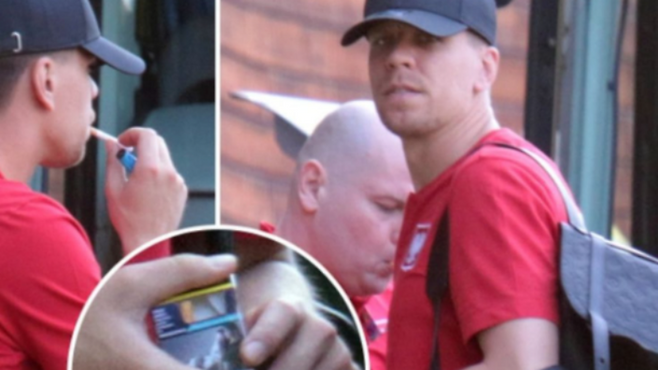 ▲&nbsp;▲ 슈체스니는 주중 열린 영보이스와 유럽축구연맹(UEFA) 챔피언스리그 경기를 현장에서 관전하며 계약 직전임을 알렸다. 마침내 계약서에 서명하면서 바르셀로나 유니폼을 착용했다. 연봉은 300만 유로(약 43억 원)로 알려졌다. 지난 8월 유벤투스를 떠난 뒤 현역에서 은퇴한 슈체스니가 2개월 만에 다시 복귀하면서 바르셀로나의 골문을 지키게 됐다. ⓒ 텔레그라피