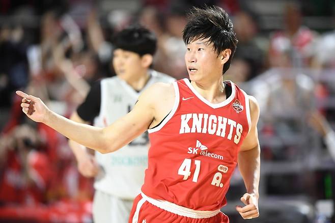 ▲ 오세근은 골밑이 아니라 3점슛 라인 밖에서 존재감을 드러냈다 ⓒ KBL