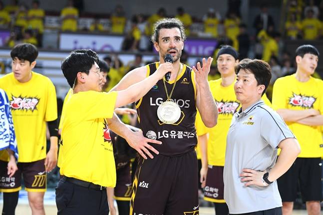LG 아셈 마레이(가운데)가 팬들 앞에서 승리소감을 전하고 있다. /사진=KBL 제공