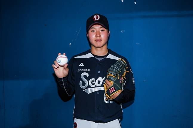 홍민규가 세이브 기념구를 챙긴 모습. /사진=두산 베어스