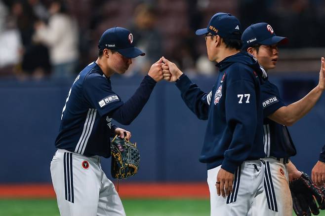 홍민규(왼쪽)과 이승엽 감독이 경기 종료 후 하이파이브를 하고 있다. /사진=두산 베어스