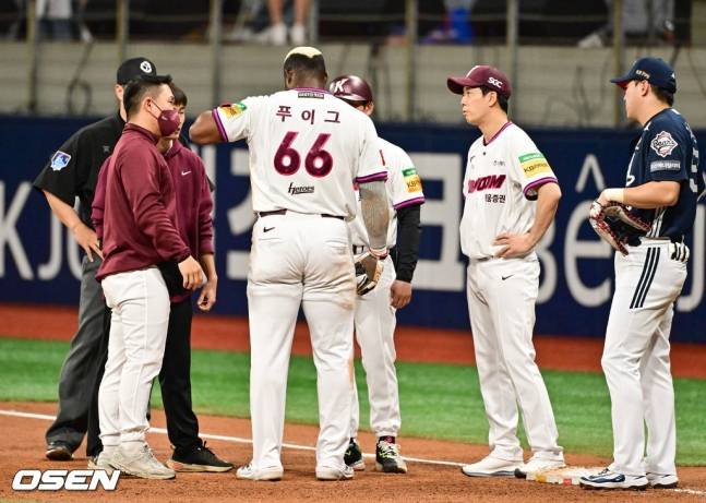 23일 경기 도중 고통스러워하는 푸이그(가운데).