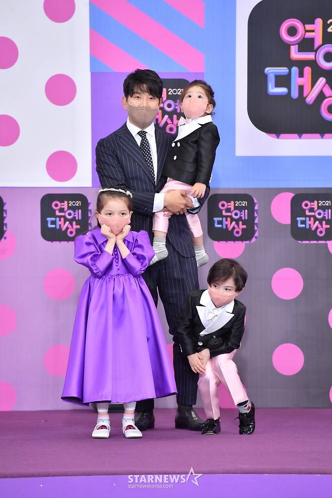 박주호, 박나은, 박건후, 박진우가 25일 오후 진행된 '2021 KBS 연예대상'에 참석해 포즈를 취하고 있다. /사진제공=KBS 2021.12.25