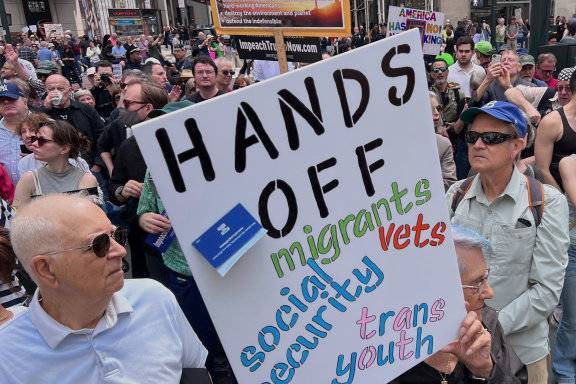 4월 19일(현지 시간) 미국 뉴욕에서&nbsp;트럼프 반대 시위가 열리고 있다. 뉴시스