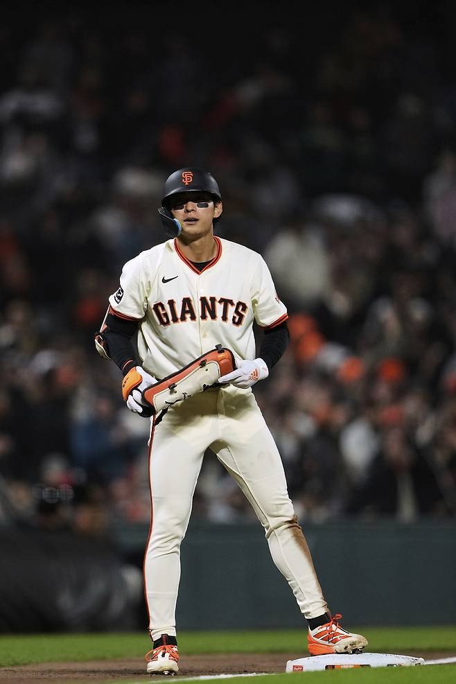 샌프란시스코 외야수 이정후는 25일(한국시간) 오라클파크에서 진행 중인 '2025 메이저리그' 밀워키전에서 3번타자 중견수로 선발 출전했다. 1회초 환상적인 더블 플레이와 1회말 동점 2루타로 공수에서 활력을 불어넣고 있다. 연합뉴스 AP
