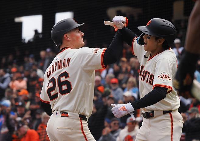 샌프란시스코 외야수 이정후(오른쪽)는 25일(한국시간) 오라클파크에서 열린 '2025 메이저리그' 밀워키전에서 3번타자 중견수로 선발 출전했다. 이날 적시 2루타 한 방을 포함해 3타수 1안타로 활약했다. 수비에서는 환상적인 판단으로 더블플레이를 이끌어내며 팀 승리에 보탬이 됐다. 연합뉴스 REUTERS