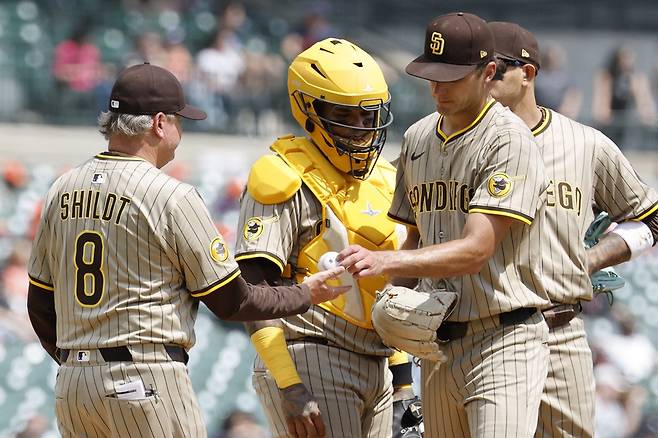 샌디에이고 투수 하트(왼쪽 세 번째)는 지난 24일(한국시간) 코메리카필드에서 열린 '2025 메이저리그' 디트로이트전에서 선발 등판했다. 피홈런 두 방에 발목이 잡혀 4⅓이닝 2실점으로 패전 투수가 됐다. 이달 들어 기복 있는 투구를 보이고 있다. 연합뉴스 REUTERS