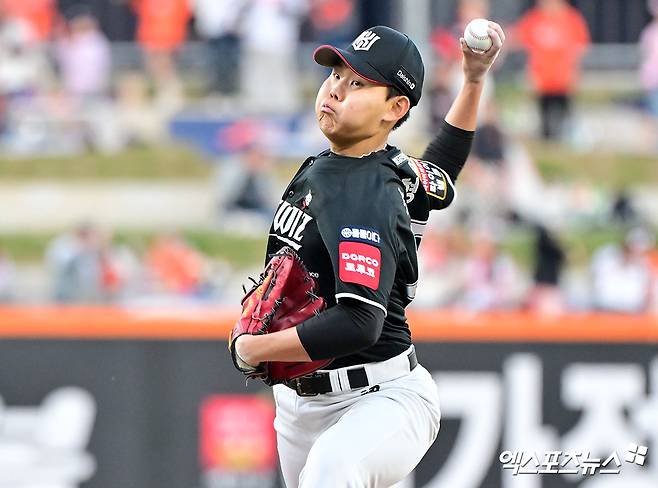 25일 오후 대전 한화생명 볼파크에서 열린 '2025 신한 SOL Bank KBO리그' KT 위즈와 한화 이글스의 경기, 1회말 KT 선발투수 소형준이 공을 힘차게 던지고 있다. 대전, 김한준 기자