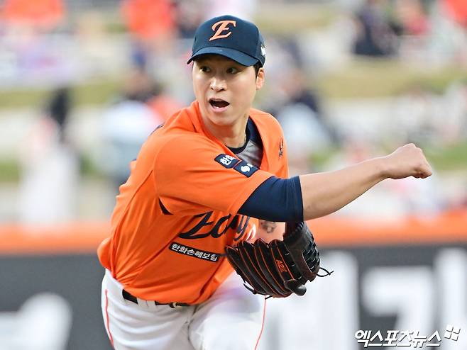 25일 오후 대전 한화생명 볼파크에서 열린 '2025 신한 SOL Bank KBO리그' KT 위즈와 한화 이글스의 경기, 1회초 한화 선발투수 엄상백이 공을 힘차게 던지고 있다. 대전, 김한준 기자