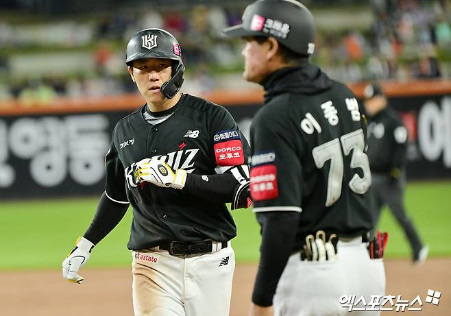 25일 오후 대전 한화생명 볼파크에서 열린 '2025 신한 SOL Bank KBO리그' KT 위즈와 한화 이글스의 경기, 4회초 KT 오윤석이 좌전안타를 날린 후 귀루하고 있다. 대전, 김한준 기자