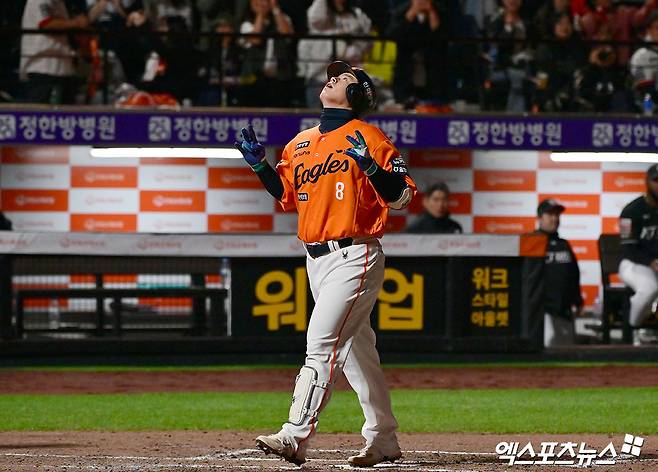 25일 오후 대전 한화생명 볼파크에서 열린 '2025 신한 SOL Bank KBO리그' KT 위즈와 한화 이글스의 경기, 7회말 1사 한화 노시환이 솔로 홈런을 날린 후 기뻐하고 있다. 대전, 김한준 기자