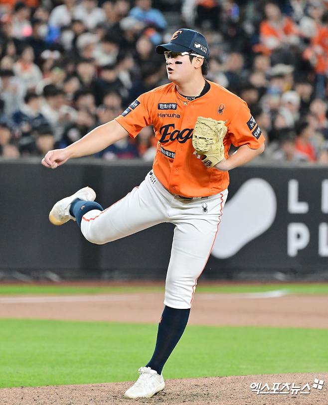 25일 오후 대전 한화생명 볼파크에서 열린 '2025 신한 SOL Bank KBO리그' KT 위즈와 한화 이글스의 경기, 9회초 한화 김서현이 공을 힘차게 던지고 있다. 대전, 김한준 기자