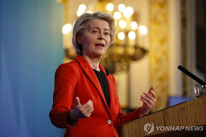 연설하는 EU 집행위원장 (런던 EPA=연합뉴스) 우르줄라 폰데어라이엔 EU 집행위원장이 24일(현지시간) 영국 런던에서 열린 '에너지 안보의 미래를 위한 정상회의'에서 연설하고 있다. 2025.4.24 photo@yna.co.kr [재판매 및 DB 금지]