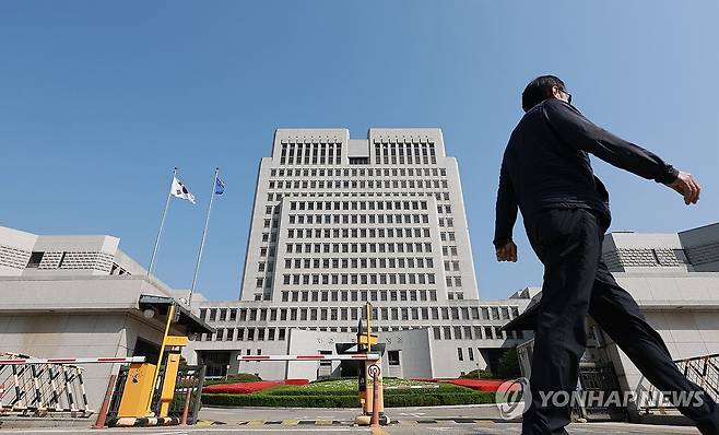 대법 전원합의체, 이재명 사건 두번째 심리 (서울=연합뉴스) 신현우 기자 = 대법원 전원합의체가 이재명 전 더불어민주당 대표의 공직선거법 위반 혐의 사건 두 번째 기일을 여는 지난 24일 서울 서초구 대법원. 2025.4.24 nowwego@yna.co.kr