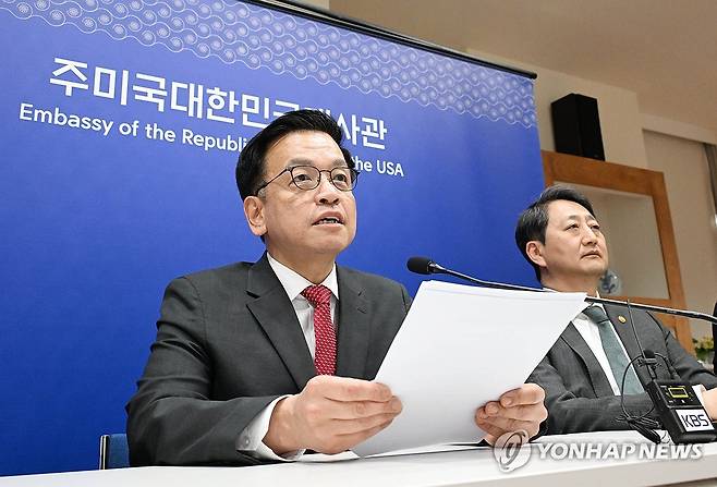 발언하는 최상목 부총리 (서울=연합뉴스) 최상목 부총리 겸 기획재정부 장관(왼쪽)이 24일(현지시간) 미국 워싱턴DC 주미대사관에서 열린 '한미 2+2 통상협의' 결과 브리핑에서 발언하고 있다. 오른쪽은 안덕근 산업통상자원부 장관. 2025.4.25 [기획재정부 제공. 재판매 및 DB 금지] photo@yna.co.kr