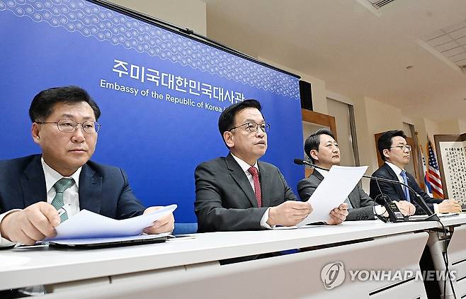 한미 2+2 통상협의 결과 브리핑 (서울=연합뉴스) 최상목 부총리 겸 기획재정부 장관(왼쪽 두번째)이 24일(현지시간) 미국 워싱턴DC 주미대사관에서 열린 '한미 2+2 통상협의' 결과 브리핑에서 발언하고 있다. 최 부총리 오른쪽은 안덕근 산업통상자원부 장관. 2025.4.25 [기획재정부 제공. 재판매 및 DB 금지] photo@yna.co.kr