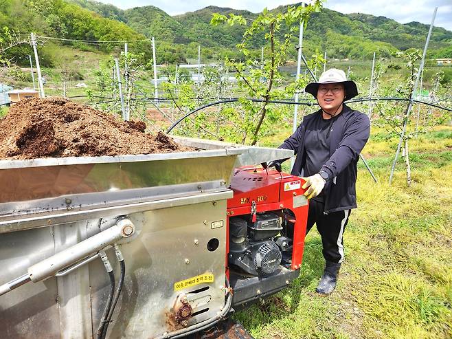 비료 살포기로 사과밭에 비료 주는 정경채씨 [정경채씨 제공. 재판매 및 DB금지]