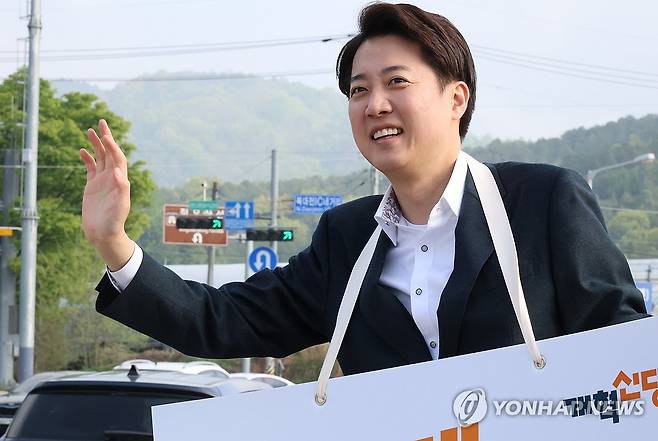 개혁신당 이준석 후보, 대전 출근길 인사 (대전=연합뉴스) 강수환 기자 = 개혁신당 이준석 대선후보가 24일 오전 대전 유성구 북대전IC 네거리에서 출근길 인사를 하고 있다. 2025.4.24 swan@yna.co.kr