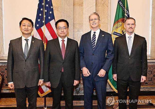 한-미 2+2 통상협의 (서울=연합뉴스) 주요 20개국(G20) 재무장관회의 및 국제통화금융위원회(IMFC)'에 참석차 미국 워싱턴D.C를 방문중인 최상목 부총리 겸 기획재정부 장관이 안덕근 산업통상자원부 장관과 함께 24일(현지시간) 미국 워싱턴 DC 재무부에서 열린 '한-미 2+2 통상협의(Trade Consultation)'에서 기념 촬영하고 있다.
     (왼쪽부터) 안 산업부 장관, 최 부총리, 스콧 베센트 미 재무장관, 제이미슨 그리어 미국무역대표부(USTR) 대표. 2025.4.24 
    [기획재정부 제공. 재판매 및 DB 금지] hkmpooh@yna.co.kr