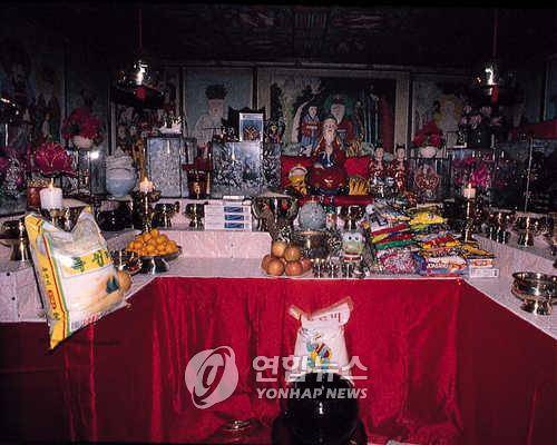 굿판을 준비 중인 점집의 내부 모습  [연합뉴스 자료사진]