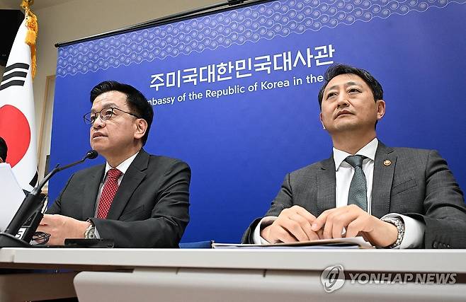 브리핑하는 최상목 부총리 (서울=연합뉴스) 최상목 부총리 겸 기획재정부 장관(왼쪽)이 24일(현지시간) 미국 워싱턴DC 주미대사관에서 열린 '한미 2+2 통상협의' 결과 브리핑에서 발언하고 있다. 오른쪽은 안덕근 산업통상자원부 장관. 2025.4.25 [기획재정부 제공. 재판매 및 DB 금지] photo@yna.co.kr