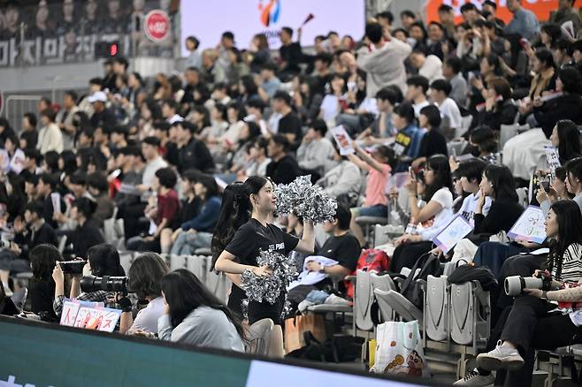 24일 열린 여자부 챔피언결정전 1차전을 관전하는 팬들의 모습.  [한국핸드볼연맹 제공. 재판매 및 DB 금지]