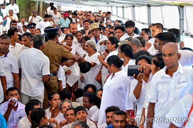 18일 '석가모니 치아' 전시개막일에 몰려든 스리랑카 불자들 [AFP 연합뉴스 자료사진. 재판매 및 DB 금지]