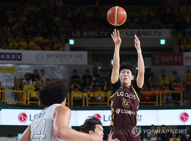LG 정인덕 슛 (창원=연합뉴스) 김동민 기자 = 24일 경남 창원체육관에서 열린 2024∼2025시즌 프로농구 4강 플레이오프(PO) 창원 LG 세이커스와 울산 현대모비스 1차전 경기. LG 정인덕이 슛하고 있다. 2025.4.24 image@yna.co.kr