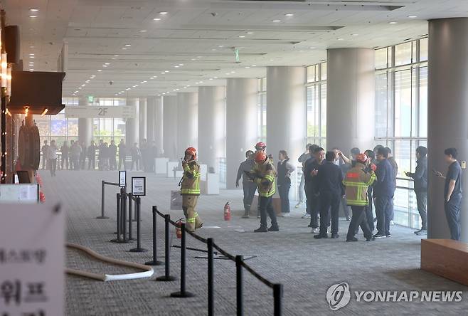 연기 가득 찬 코엑스 (서울=연합뉴스) 김도훈 기자 = 25일 서울 강남구 코엑스 내 입점한 식당에서 화재가 발생해 연기가 차 있다. 2025.4.25 superdoo82@yna.co.kr