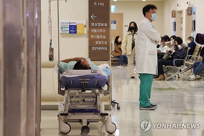 환자와 의료진. 기사 내용과 직접적인 관련 없음.  [연합뉴스 자료사진. 재판매 및 DB 금지]