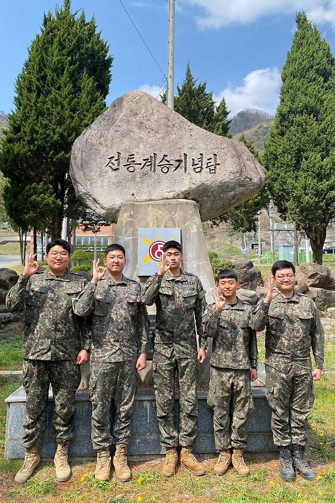 민가 화재 초기 진압한 5사단 태극포병대대 (연천=연합뉴스) 왼쪽부터 김준영 대위(진), 한금상 중위, 유민성 중위, 정원종 중사, 이기태 하사. 2025.4.25 [육군 5사단 제공. 재판매 및 DB 금지]