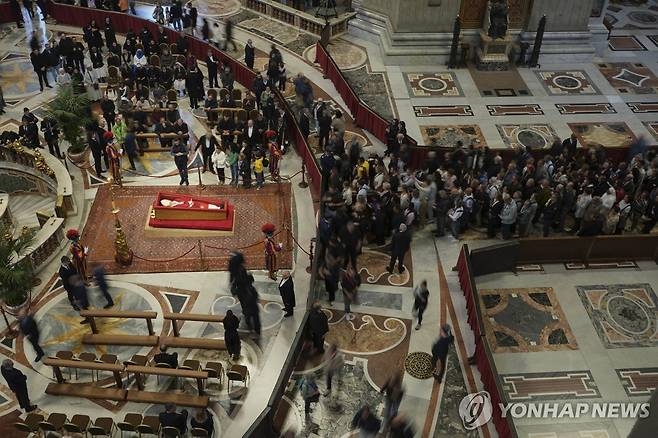 교황 마지막 보기 위해 몰려든 조문객들 (바티칸 AP=연합뉴스) 24일(현지시간) 바티칸 성 베드로 대성전을 찾은 교황 조문객 행렬. 2025.04.25