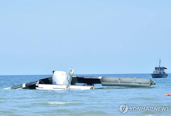 태국경찰 비행기 훈련 도중 바다에 추락…경찰관 5명 사망 (방콕 EPA=연합뉴스) 25일(현지시간) 오전 8시께 태국 방콕 남쪽 쁘라쭈압키리칸주 해안에서 훈련 도중 바다에 추락한 태국 경찰 소속 소형 항공기가 두 동강이 난 모습. 이 비행기에 탄 경찰관 6명 중 5명이 숨지고 1명이 중상을 입었다. 2025.04.25
