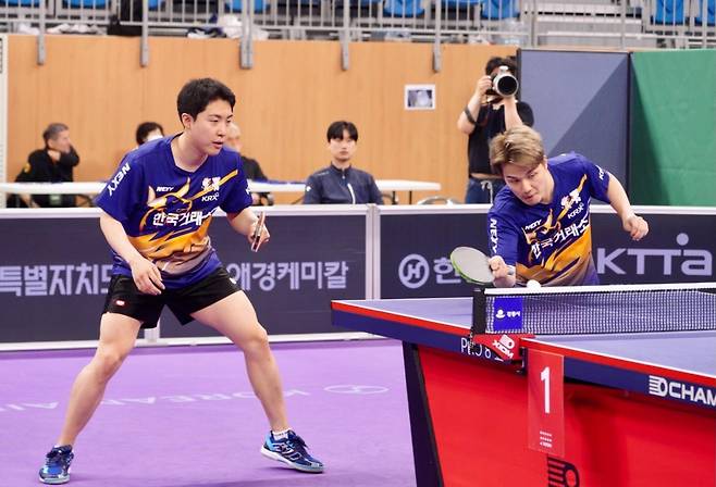 임종훈(왼쪽)과 안재현의 복식 경기 장면 [촬영 이동칠]