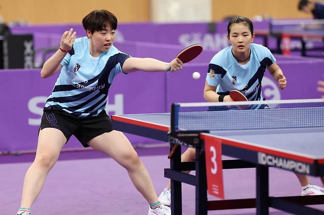 종별탁구선수권 여자복식 경기를 벌이는 유한나(왼쪽)와 김나영 [대한탁구협회 제공. 재판매 및 DB 금지]
