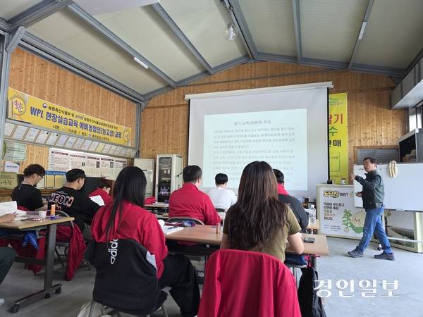 농협청년농부사관학교 실습농장인 이든팜에서 김만기 교수가 딸기와 관련한 이론들을 설명하고 있다. 2025.4.24 /구민주 기자 kumj@kyeongin.com