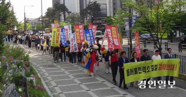 동서울전력소 증설반대 비상대책위원회가 26일 오후 하남시 감이동 정림근린공원에서 김일지구 주민 200여명이 참가한 가운데 ‘동서울전력소 증설 반대’ 집회를 개최했다. 이날 집회 참가자들이 동서울변전소 앞까지 거리행진을 진행했다. 2025.4.26 하남/문성호기자 moon23@kyeongin.com