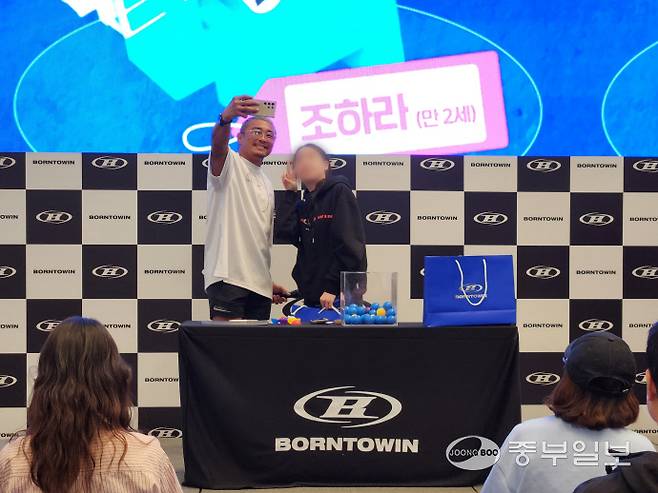 25일 스타필드 수원에서 열린 본투윈 추성훈 팬밋업 현장에서 추성훈 선수가 팬과 포토타임을 갖고 있다. 이보현 기자