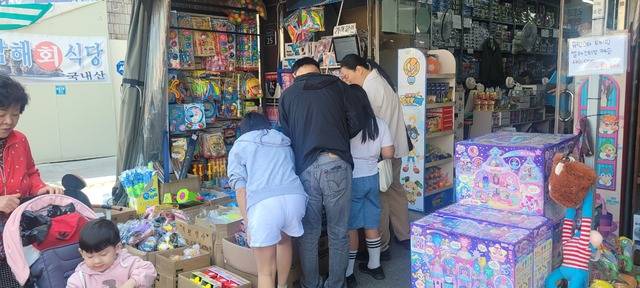 5월 어린이날을 포함해 대체공휴일 등 황금 연휴(5월1일~6일)가 코앞으로 다가온 가운데 26일 낮 12시께 칠성시장 완구거리의 한 완구사에 주말을 맞아 장난감을 고르는 손님들로 북적이는 모습이다. 권영진 기자