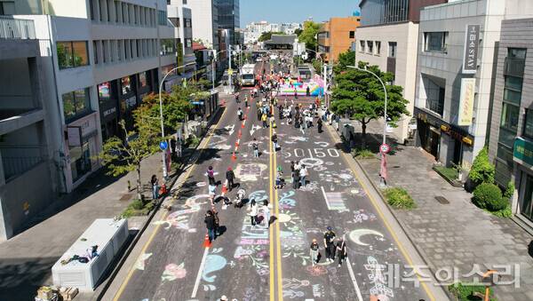 거대한 그림판으로 변한 원도심 일대 차도. / 제주도 제공